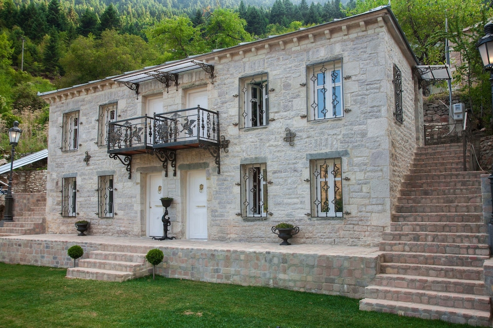 Armata Luxury - Property Image 1