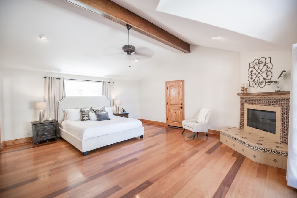 De Luz by Avantstay 5 Acre Estate w Lake Pool Hot Tub