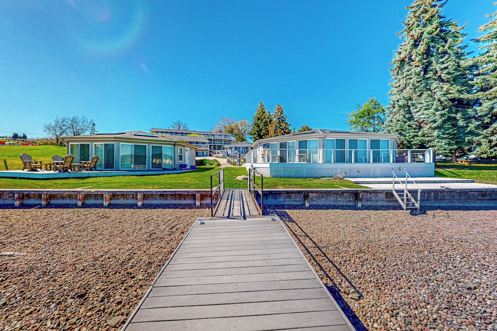 Waterfront Condo W & Dock Access