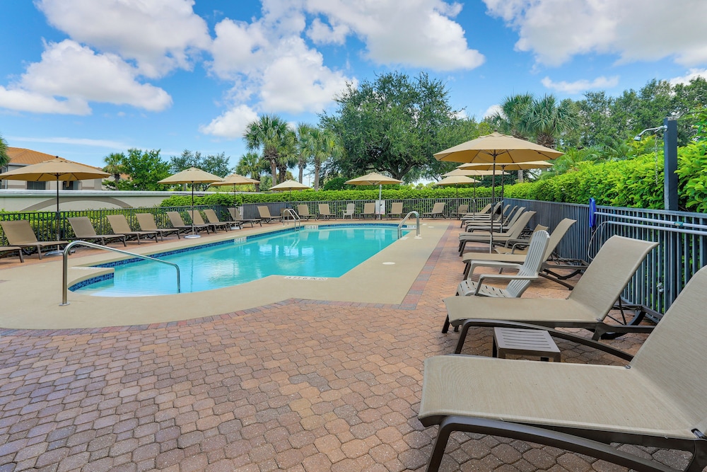 Lake View & Screened Balcony: Estero Getaway!