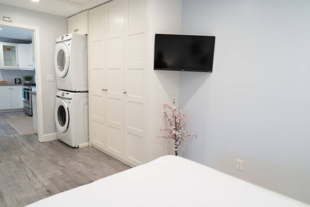 Updated 1BR House in Glendale With Private Fenced Yard p55