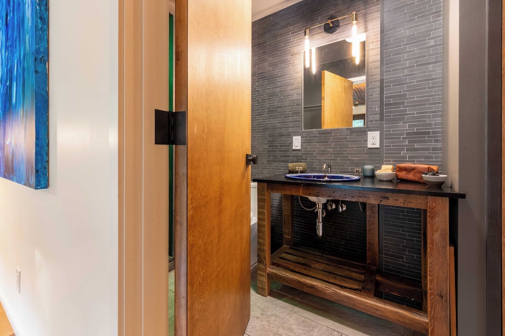 Modern Catskills Escape w/ Open Living, Steam Shower, Fireplace & Hot Tub w/ Mountain Views, Minutes From Woodstock & Trails Suncliff Vista