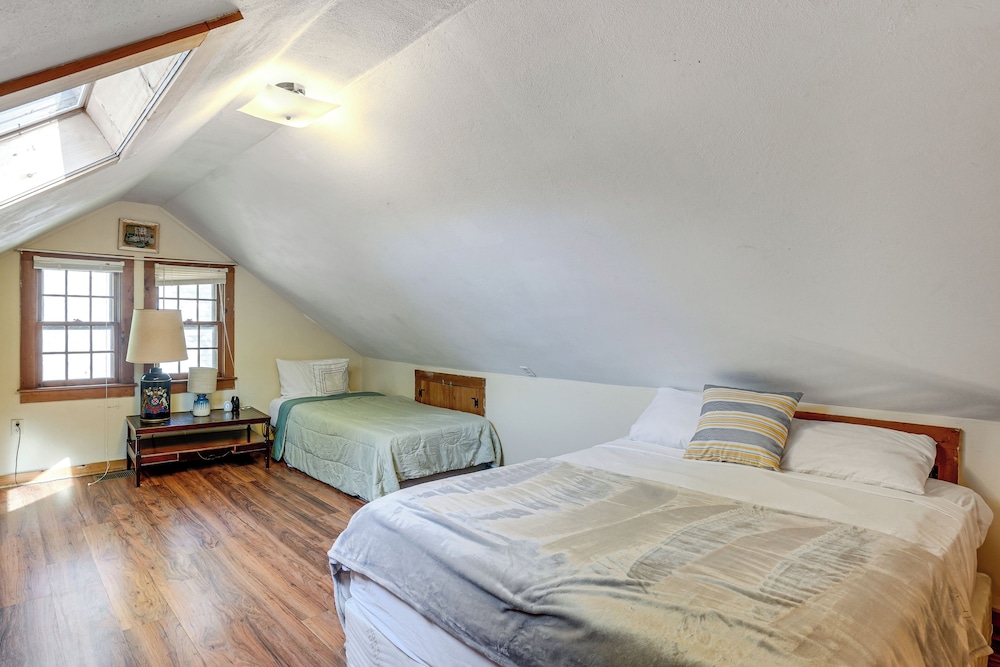 Lakeside Log Cabin w/ Porch in Monadnock Region