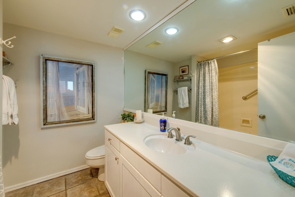 7th-floor Oceanfront Unit w/ Pools in Port Aransas