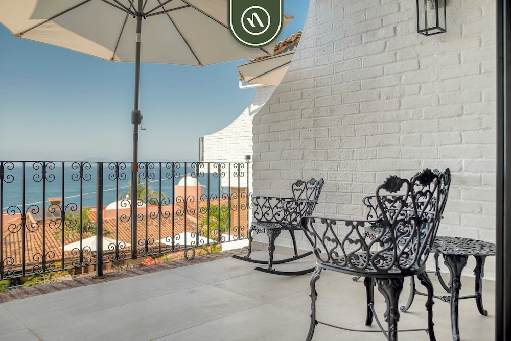 Oceanview 2 BR Unit- Steps Away From Beach - Pool