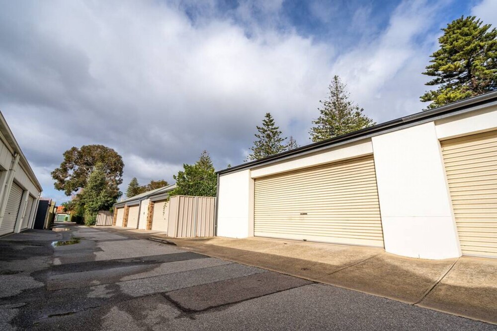 Glenelg Beach Stylish 2 Story Townhouse Sea View