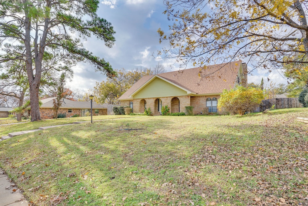3 Mi to Lake Arlington: Texas Family Home