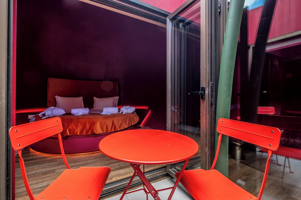 Cherry Sculpture Hotel 151