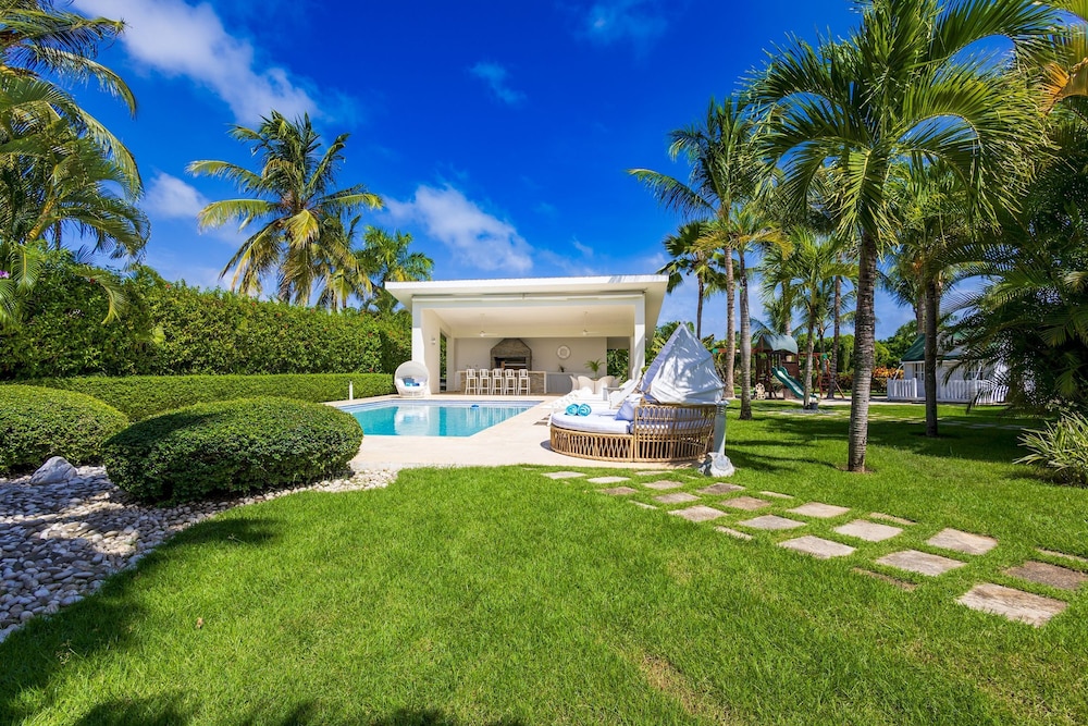 Villa Desiree 5BR Cocotal Luxury Villa Pool Maid