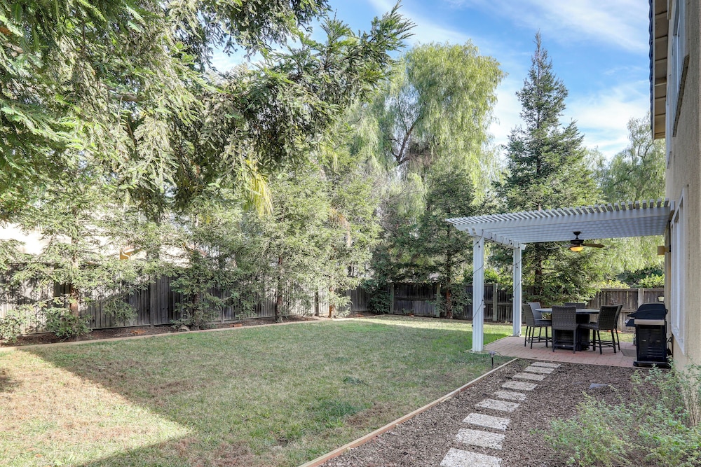 4 Mi to UC Davis: Updated Family Home!
