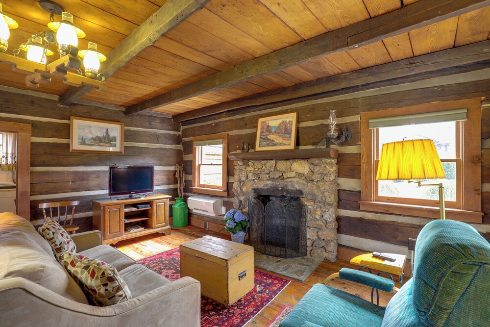 Scenic Hot Springs Retreat Near Appalachian Trail!