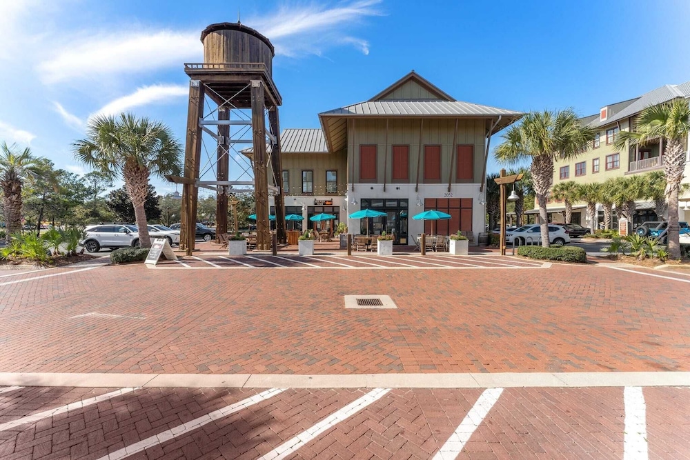 Salty Air & Blue Mountain Flair 3BR Condo w/ Pool, Balcony & Beach Access!