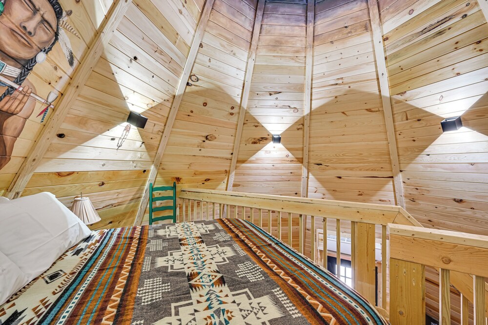 5 Mi to Mammoth Cave NP: Teepee Studio Escape