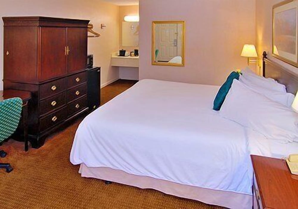 Econo Lodge Inn & Suites Columbus near Fort Benning