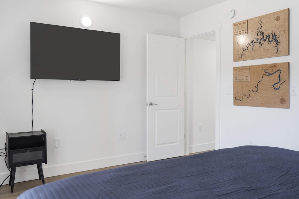 Modern Yote Condo at Roark Creek