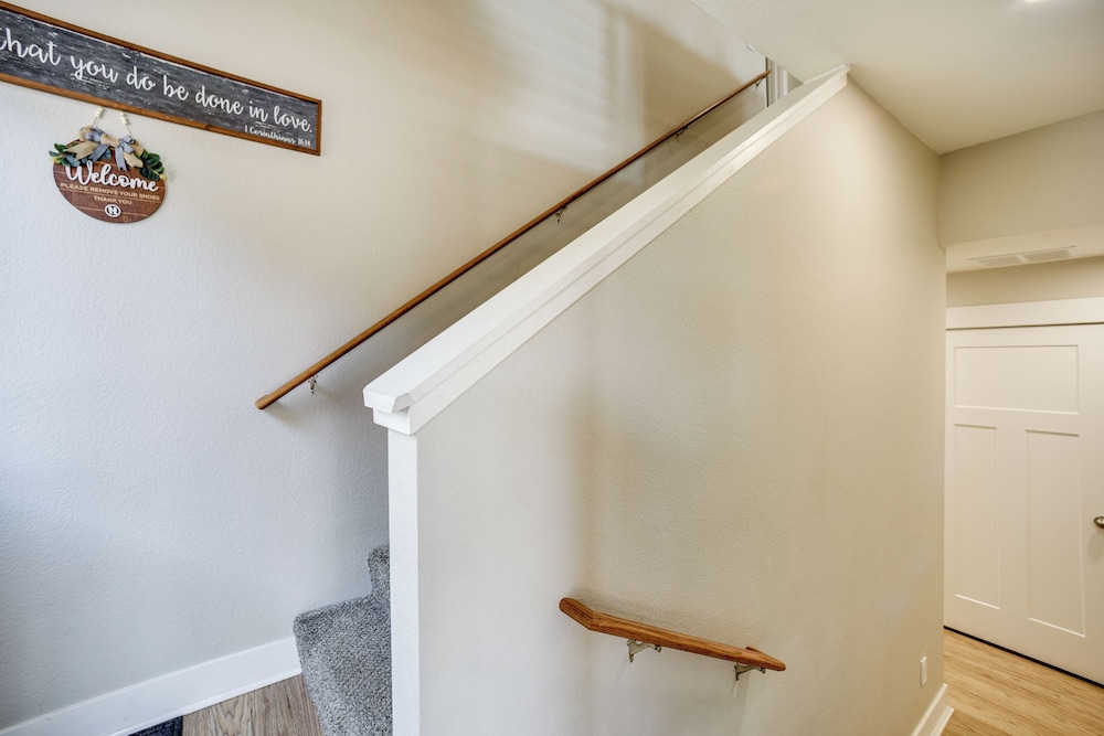 Dtwn Woodland Park Townhome w/ Covered Deck