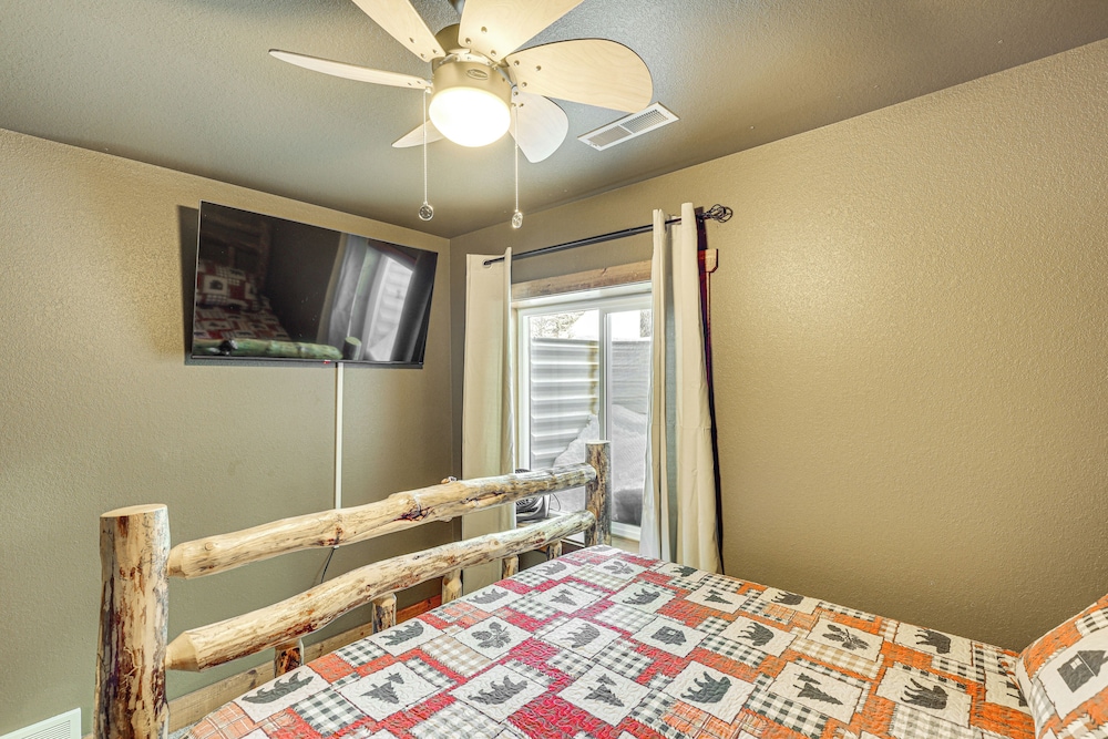 5 Mi to Terry Peak: Spacious Lead Cabin w/ Hot Tub
