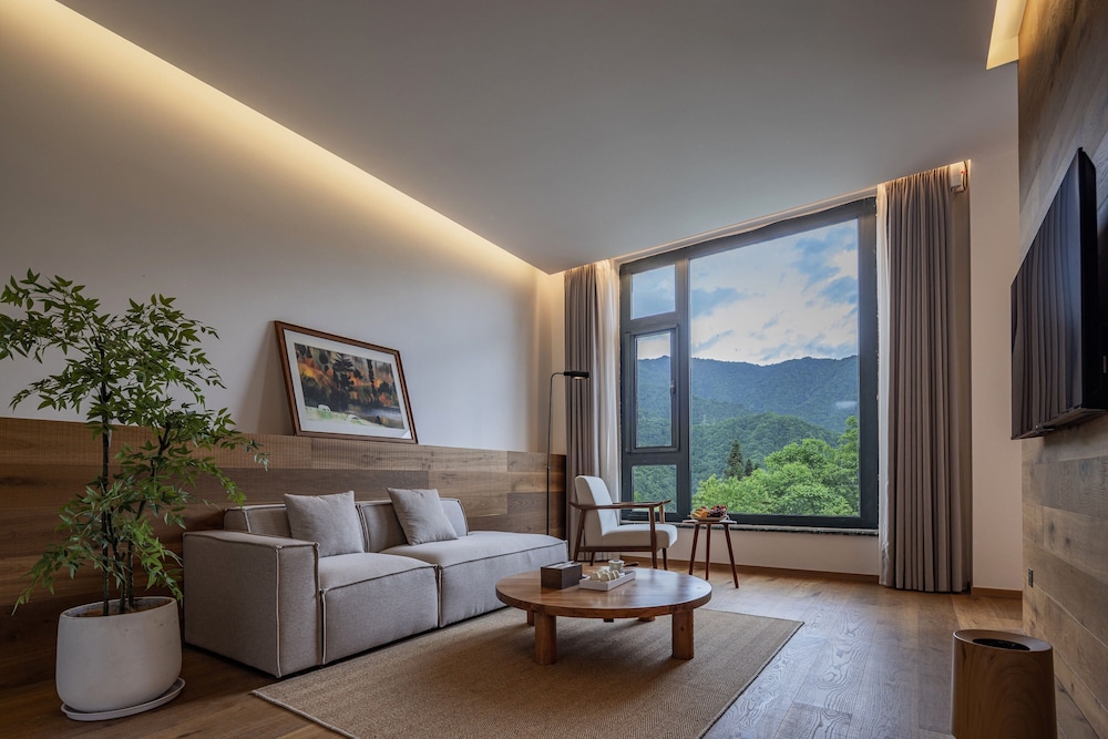 Yunfu Mid Hill Resort Hotel
