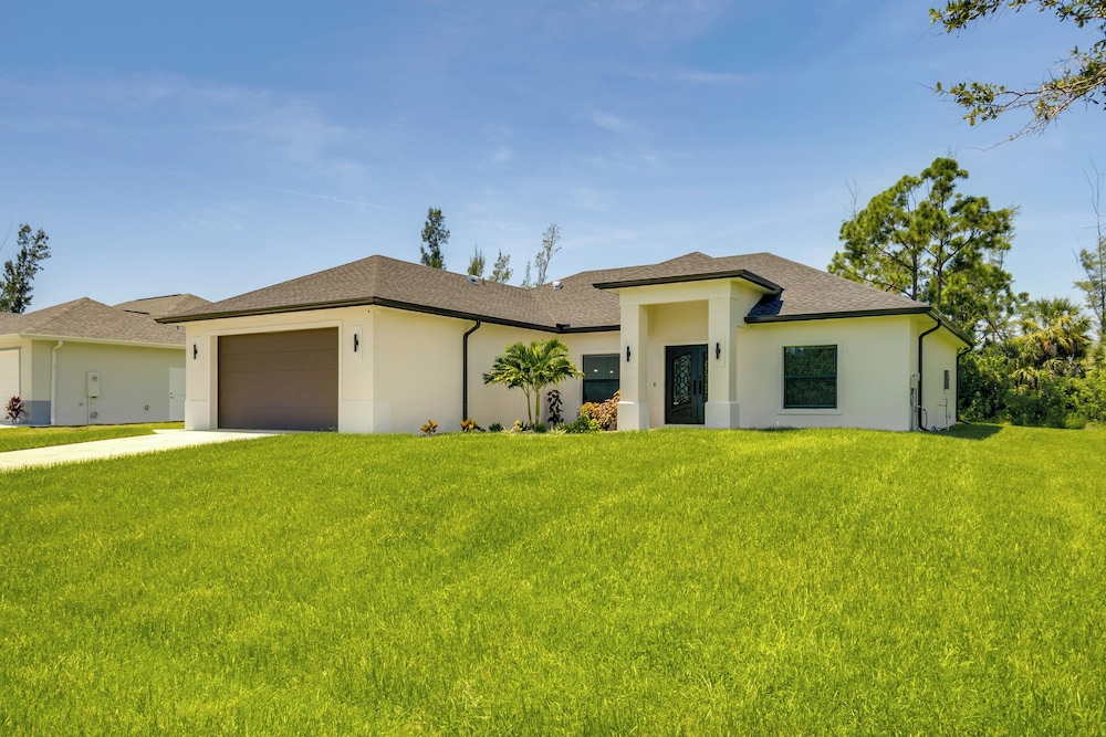 Golf Days & Beach Fun: Port Charlotte Home w/ Yard