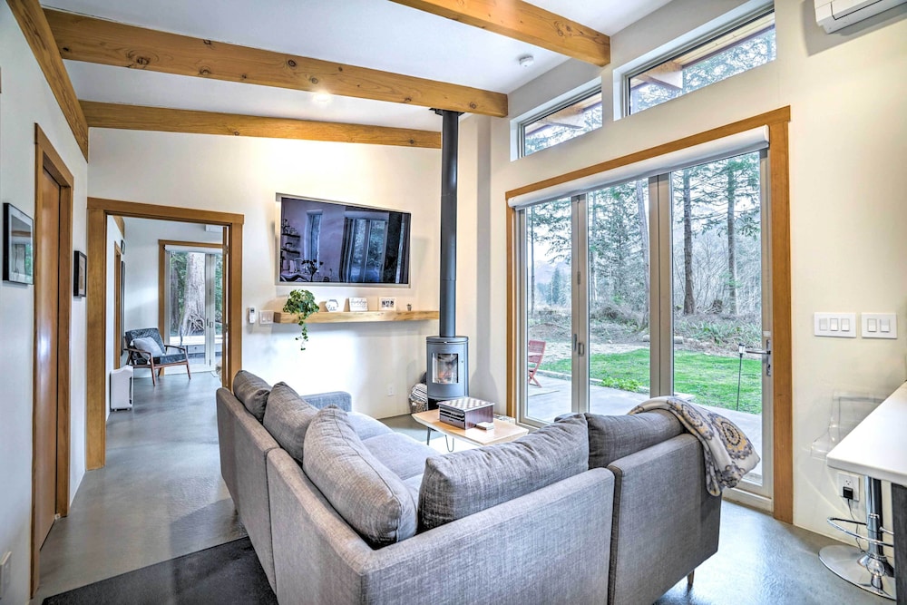 Heated Swim Spa! 15-acre Cabin on Skykomish River view 2
