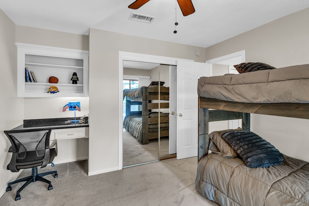 Lakefront Retreat With Private Pool, Hot Tub And Dock 4 Bedroom Home