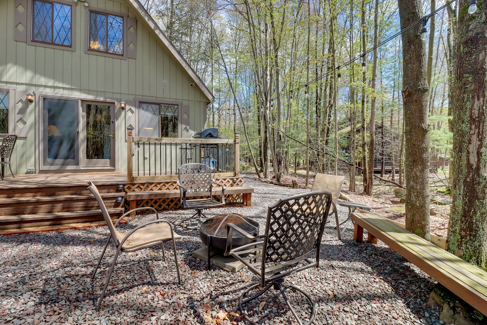 Poconos Vacation Rental 6 Mi to Lake Wallenpaupack view 4