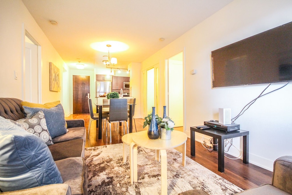 Sarkar Suites - Blue Jays Way