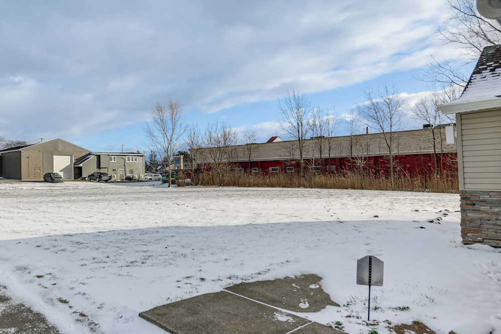 2 Mi to Airport: High-end Cheektowaga Home!