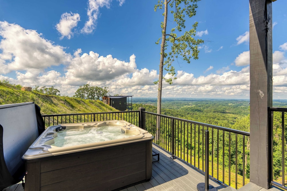 Luxury Group Retreat w/ Indoor Pool, Arcade & 56-mile Views Grand Vista Retreat