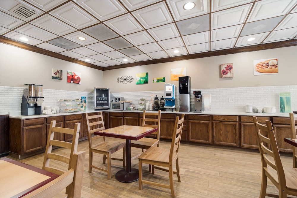 Statesboro Vacations - Quality Inn  Suites Conference Center Statesboro Historic District - Property Image 2