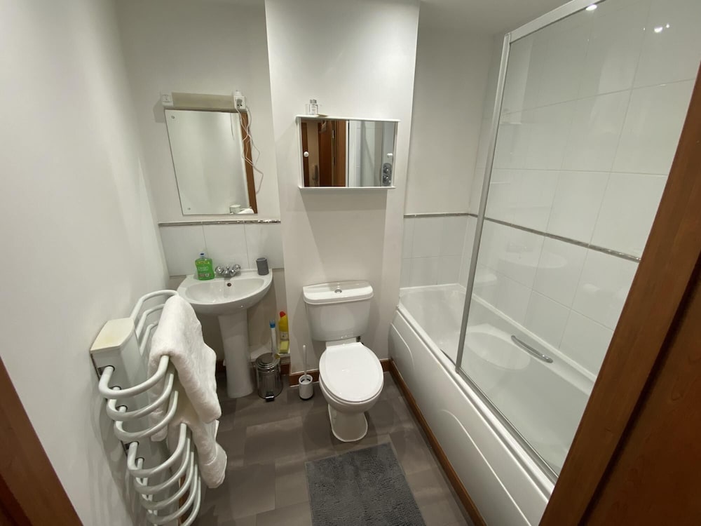 2 Bed 1 Bath Nr Train Station Parking 3 view 4