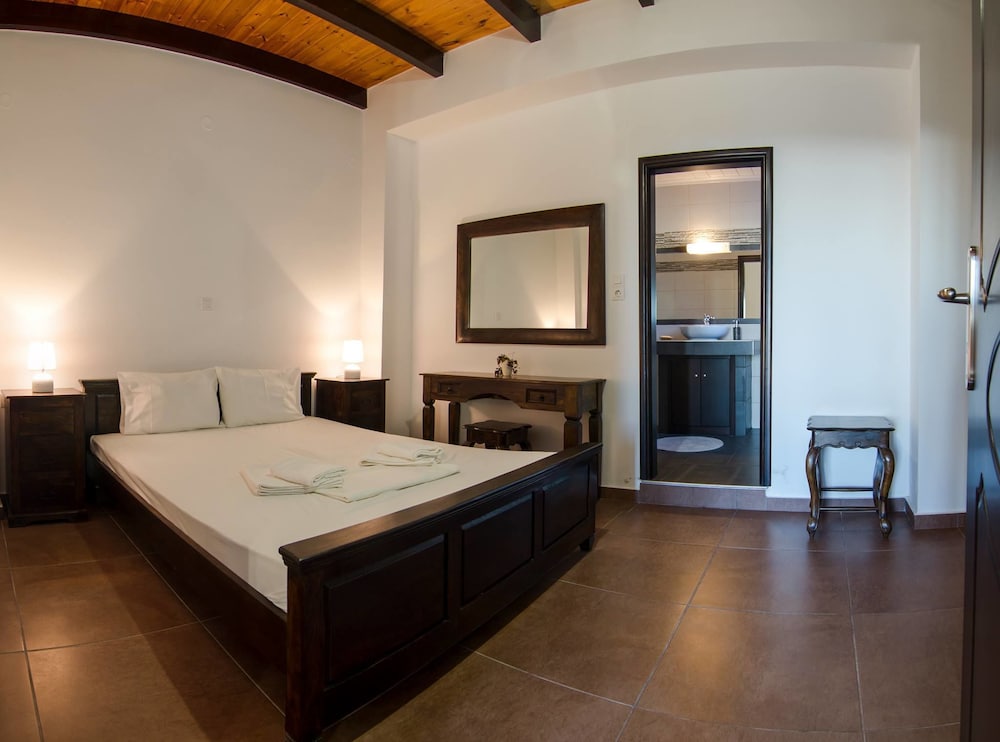 Traditional Apartments Madares view 4