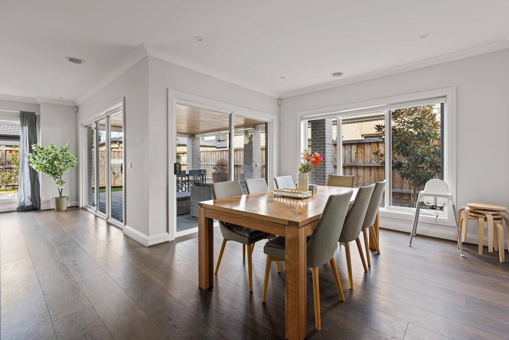 StayAU Contemporary 5BRM Families Home Point Cook