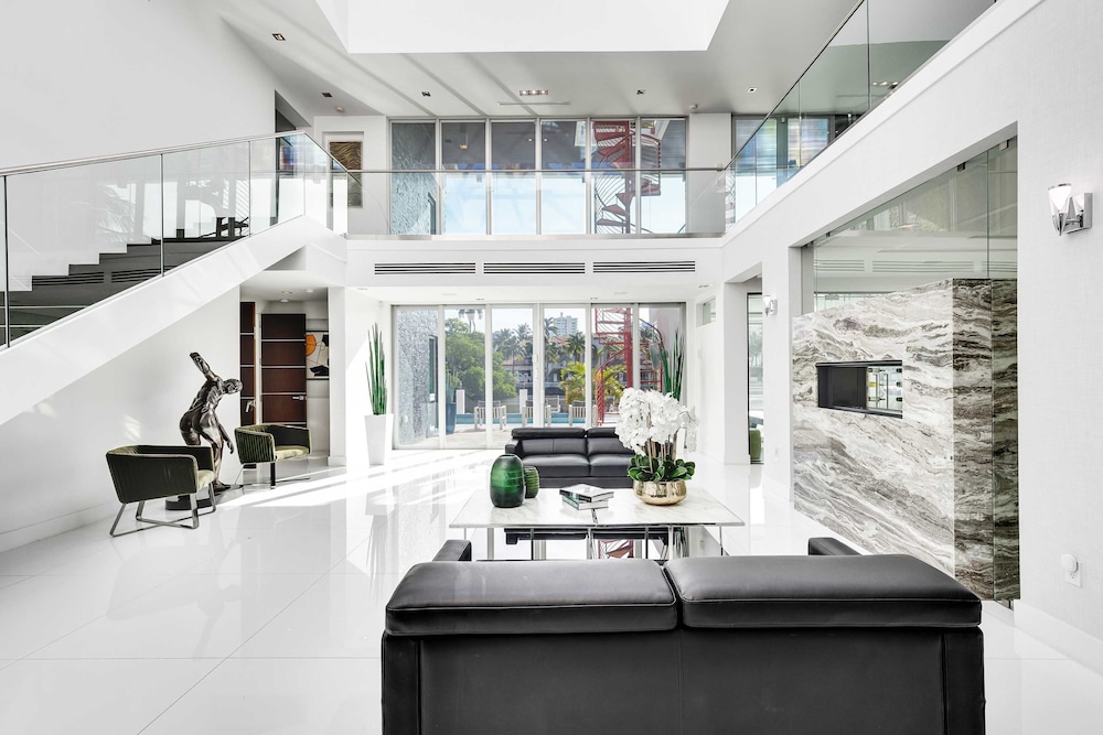 Modern Waterfront Mansion in the Heart of Las Olas Minutes From the Beach