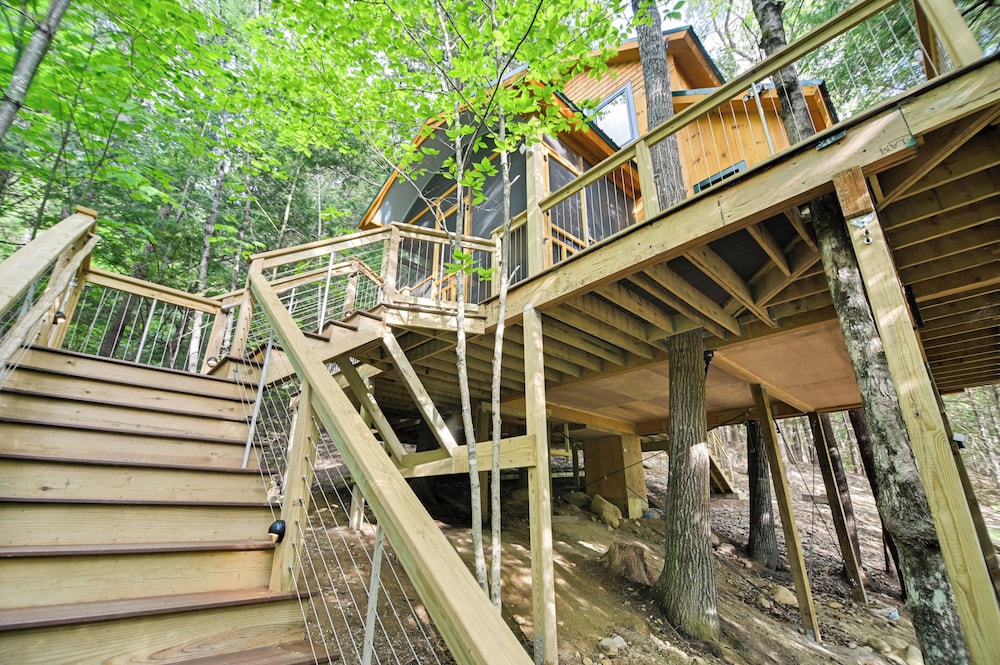 Tree House w/ Hot Tub: Near Sunday River Resort!