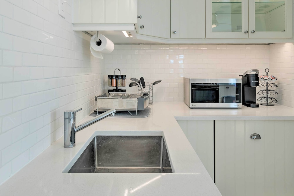 Renovated Barrington Cottage w/ Beach Access! view 4