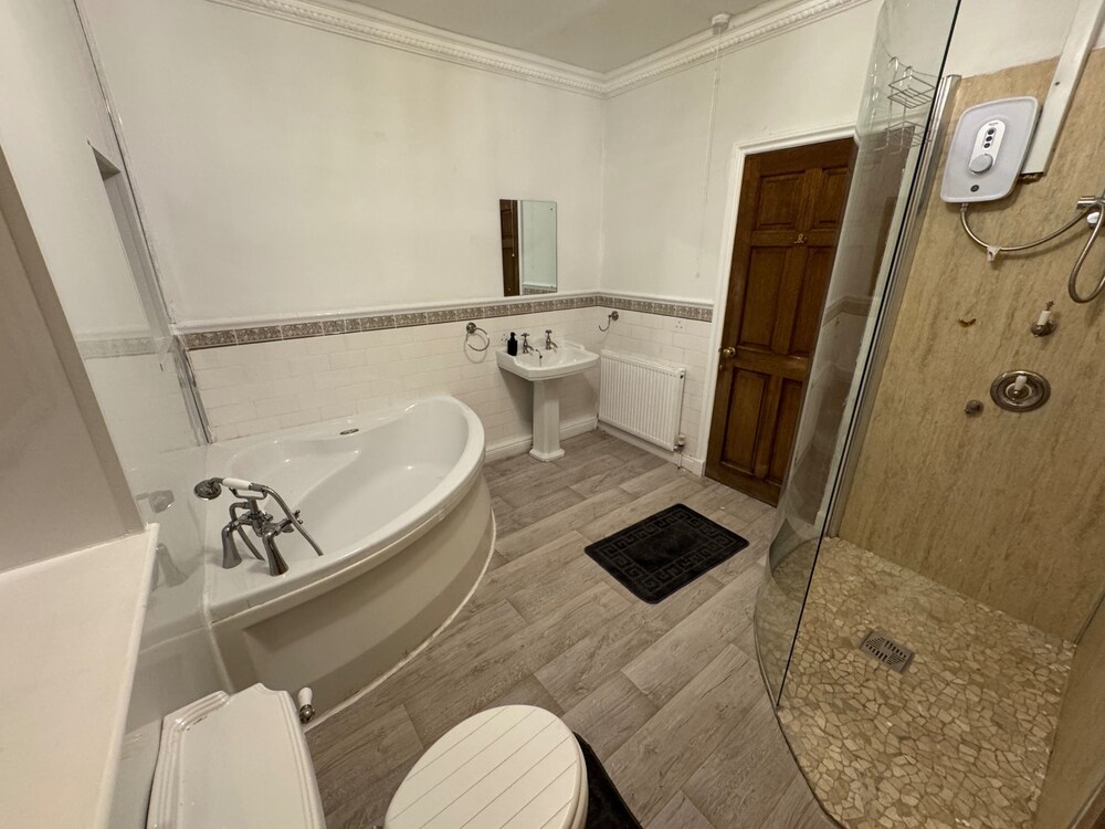 Buxton 5-bed Retreat - Sleeps 11, Parking & Garden