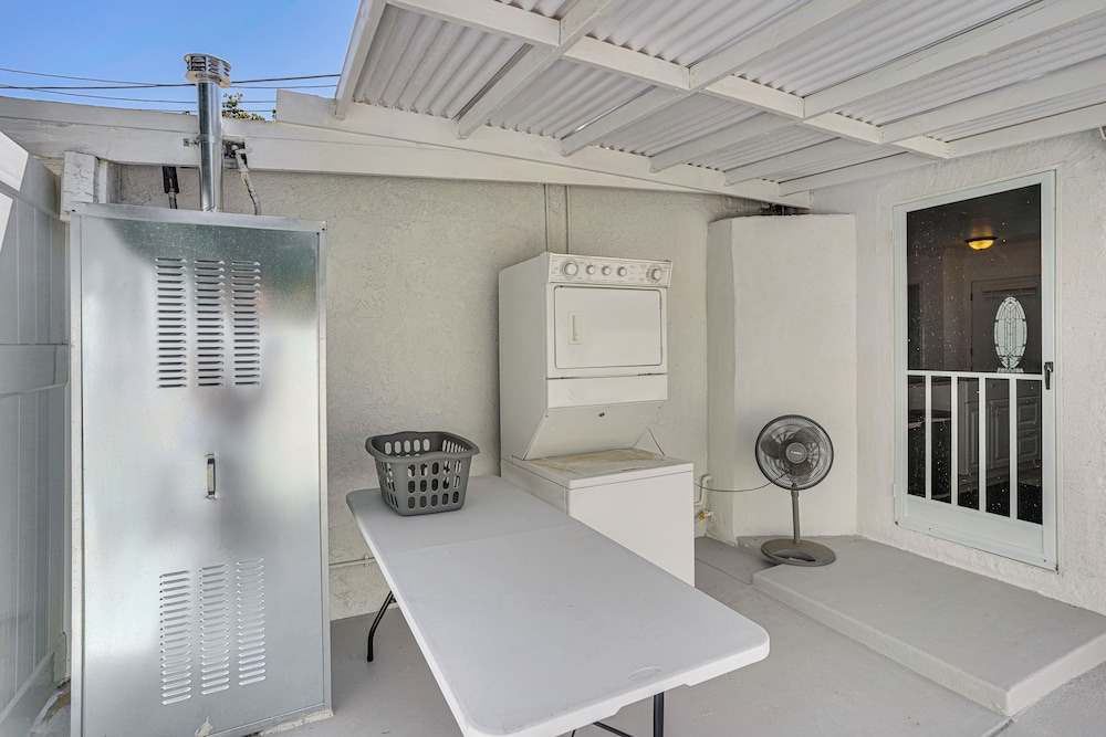 Between LA & Orange County: Quiet Getaway w/ Patio