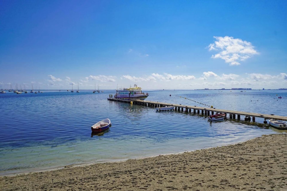 Modern 3-bed Apt, Sleeps 7, 6 Min Walk to Beach