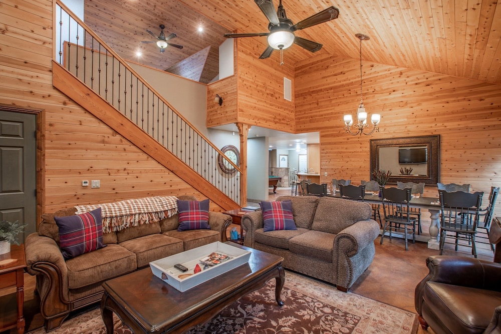 Mountain Retreat with Hot Tub Pool Table - Just over 1 hour to Squaw Valley Resort! by RedAwning - Property Image 13