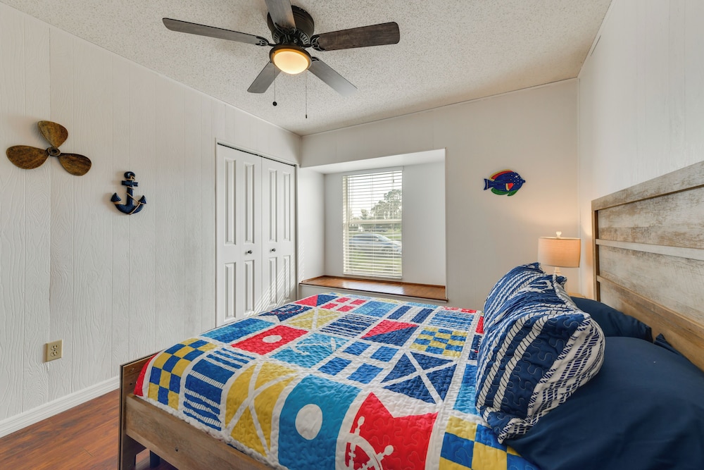 Canal-front Fishing & Pool: North Port Home