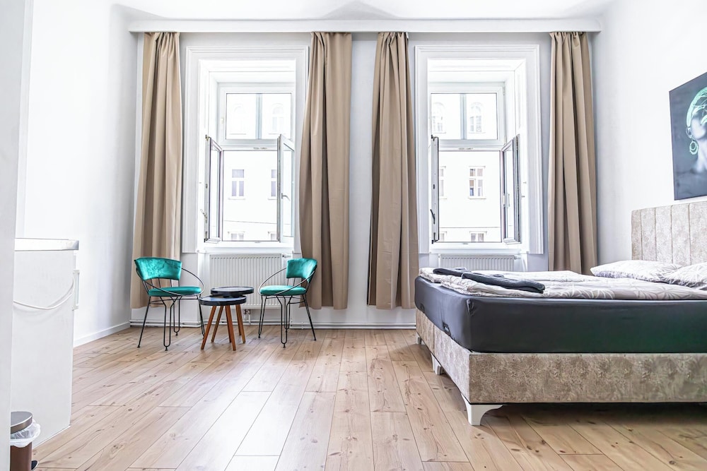 8 Studios with Terrace in Margareten