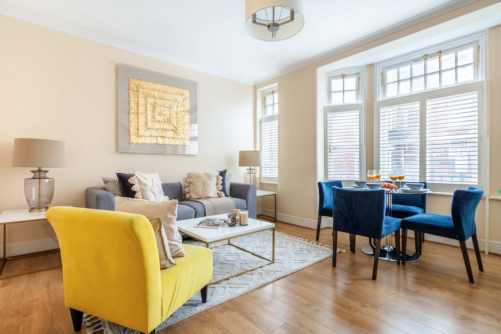 Stylish 3BR 2BA in Mayfair by Hyde Park