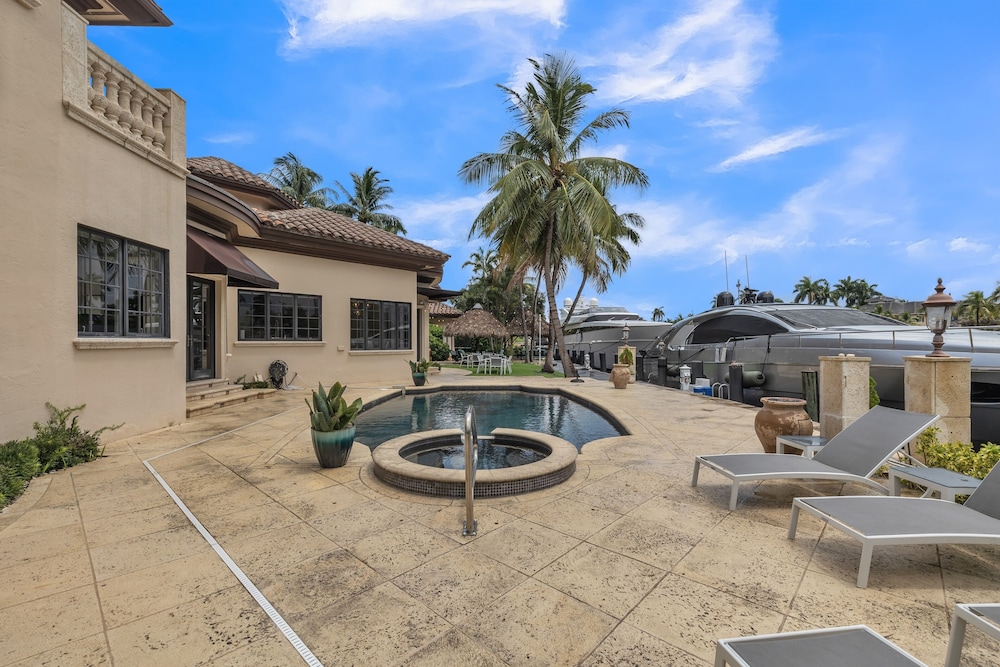 Casa Royale - Luxurious Waterfront Living 7 Bedroom Home by RedAwning - Image 5