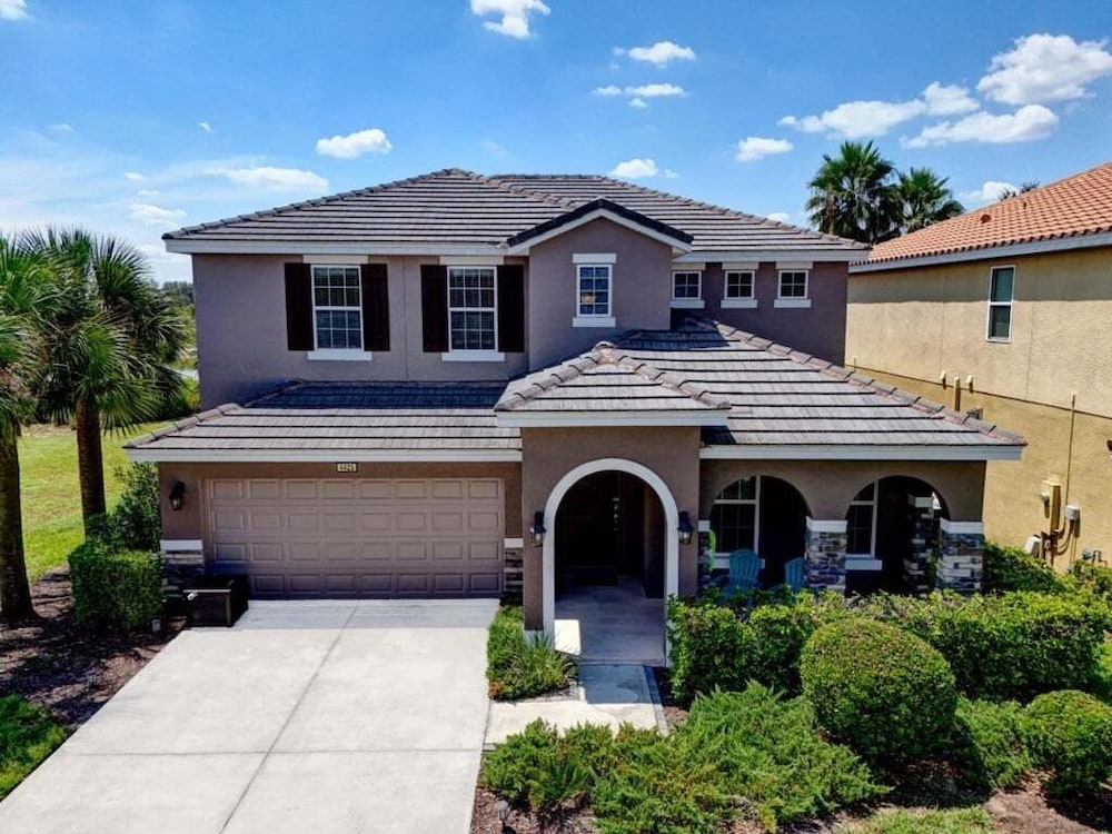 Spacious 5-Bedroom Resort Pool Home with Lake View 5 Villa