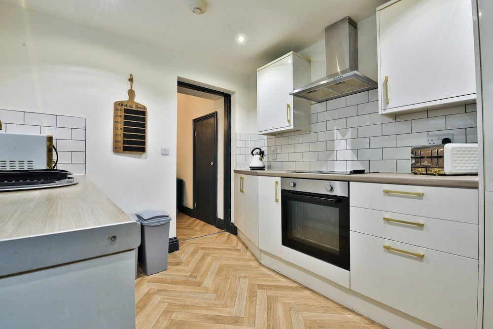 Bright 3-bed Swansea House + Parking