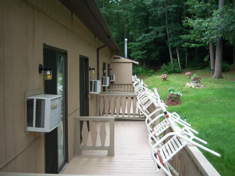 Tall Pines Motel