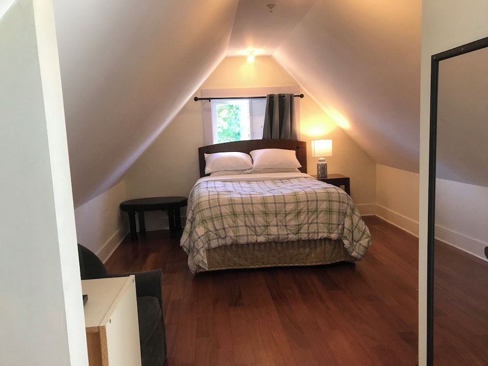 West Broadway guesthouse