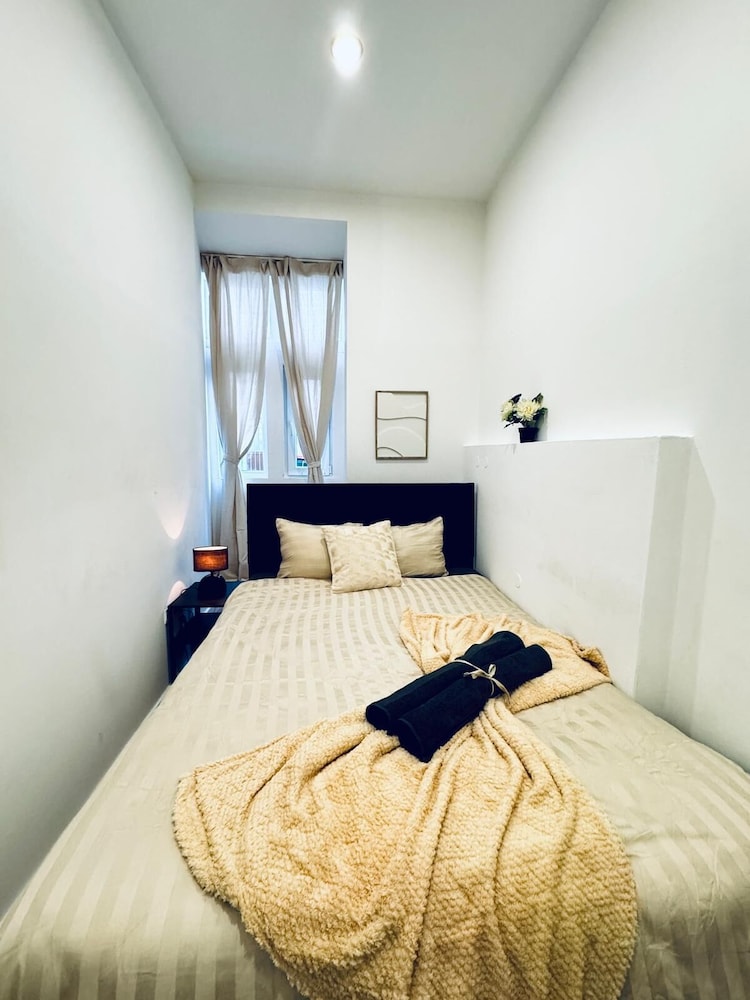 Elegant 5BR Home Ideal for Families