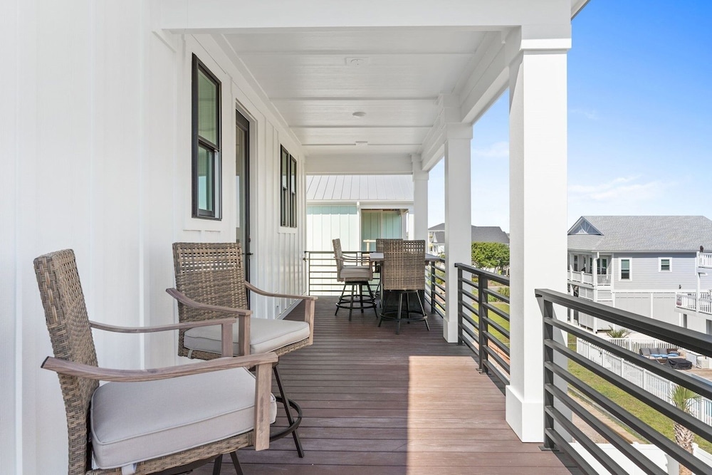 1040 Break / 1040 Ocean Blvd West 4 Bedroom Home by RedAwning